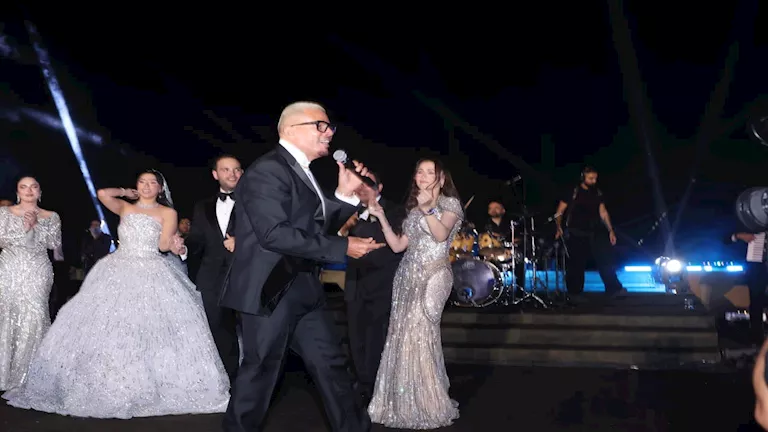 السداد | قُبلة في الهواء.. عمرو دياب يستقبل باسم سمرة في حفل زفاف ابنة شقيق عماد زيادة