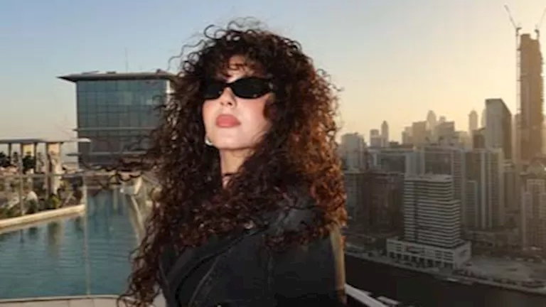 السداد | مايان السيد تخطف الأنظار بإطلالة "كاجوال" في دبي