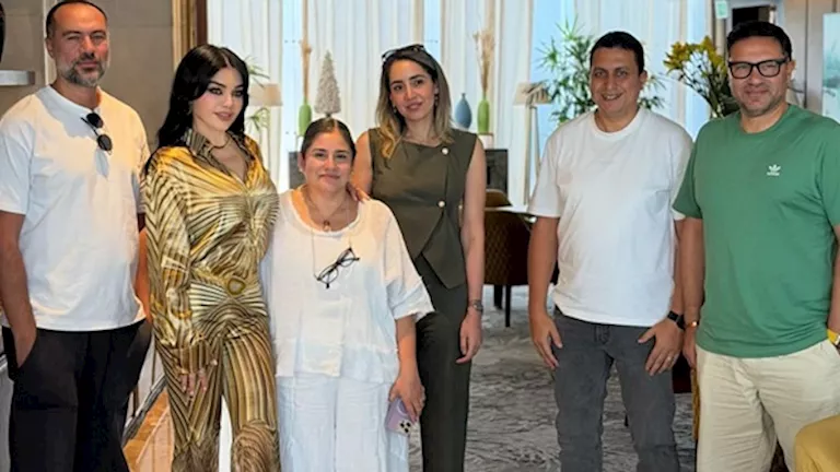 السداد | هيفاء وهبي تشارك في إعلان جديد يجمعها مع مصطفى غريب وحاتم صلاح