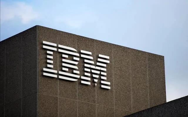 أسهم IBM تتراجع 23% نتيجة نتائج مخيبة بسبب ضعف البرمجيات