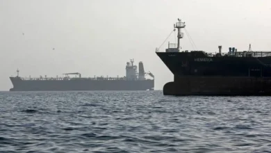 أصحاب السفن يقدمون مكافآت كبيرة لجذب الطواقم للإبحار عبر هرمز