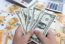 ارتفاع الدولار بعد تجدد الهجمات على إيران وإغلاق مضيق هرمز