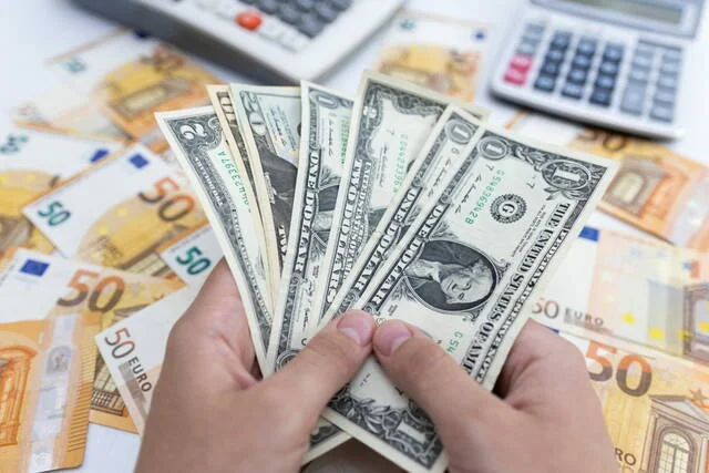 ارتفاع الدولار بعد تجدد الهجمات على إيران وإغلاق مضيق هرمز