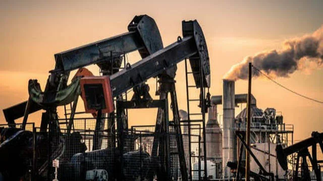 ارتفاع النفط بأكثر من 2% بعد هجمات على ناقلات في هرمز