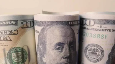 استقرار الدولار بالقرب من أعلى مستوى مع انتظار محضر الفيدرالي