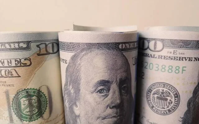 استقرار الدولار بالقرب من أعلى مستوى مع انتظار محضر الفيدرالي