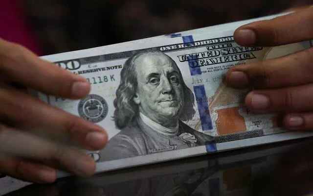 استقرار الدولار بانتظار محضر الفيدرالي ومخاوف تصعيد الأوضاع في هرمز