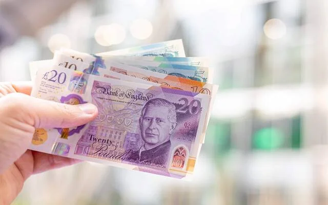 الإسترليني يشهد ارتفاعاً مقابل الدولار واليورو بدعم من توقعات السياسة المالية