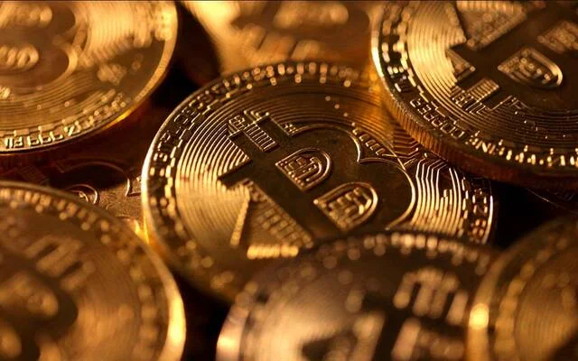 البيتكوين تتخطى 64 ألف دولار وتحقق مكاسب أسبوعية