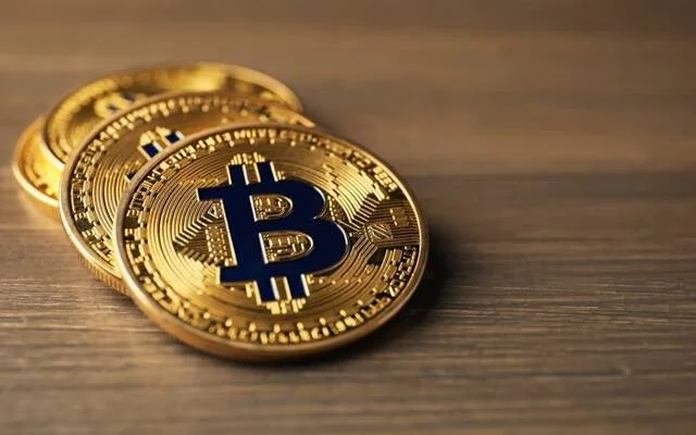 البيتكوين تسجل ارتفاعًا طفيفًا في ظل تشدد الفيدرالي والتوترات الإيرانية وأرباح "ستراتجي"