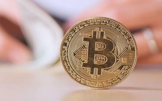 البيتكوين ينخفض مع زيادة التوترات وترقب تشديد السياسة النقدية في الولايات المتحدة