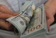 الدولار يستعيد قوته بينما ينخفض اليورو والإسترليني قبل محضر الفيدرالي