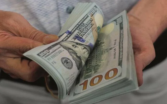 الدولار يستعيد قوته بينما ينخفض اليورو والإسترليني قبل محضر الفيدرالي
