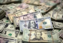 الدولار يسجل أعلى مستوى له مقابل الين الياباني منذ 40 عاماً