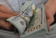 الدولار يسجل أقوى مكاسب أسبوعية بفضل ارتفاع أسعار النفط والرسوم الجمركية