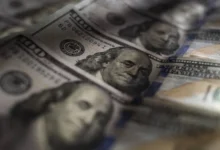 الدولار ينخفض مع تراجع التضخم الأمريكي وزيادة توقعات خفض الفائدة