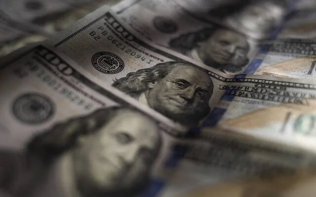الدولار ينخفض مع تراجع التضخم الأمريكي وزيادة توقعات خفض الفائدة