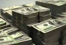 الدولار يواجه خسارة أسبوعية بسبب تقليص رهانات رفع الفائدة