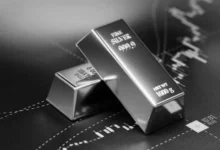 الفضة تتراجع 15% وتقترب من مستوى دعم رئيسي