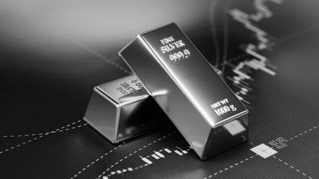 الفضة تتراجع 15% وتقترب من مستوى دعم رئيسي