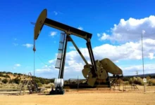 النفط ينخفض 3% لكنه يسجل مكاسب أسبوعية مع تصاعد النزاع