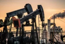 النفط ينخفض لليوم الثالث على التوالي بعد المحادثات الأمريكية الإيرانية