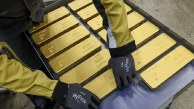 انخفاض الذهب مع انتظار محضر اجتماع الفيدرالي الأمريكي