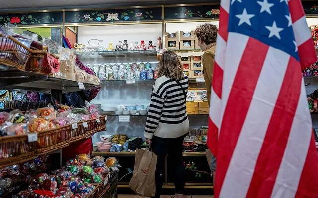 انخفاض ثقة المستهلكين الأمريكيين في يوليو بسبب ضعف سوق العمل