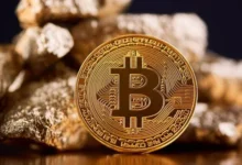 بيتكوين تتخطى 62 ألف دولار نحو تحقيق مكاسب أسبوعية