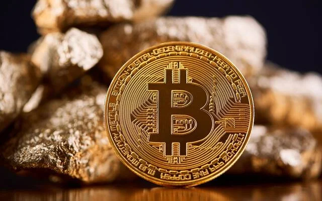 بيتكوين تتخطى 62 ألف دولار نحو تحقيق مكاسب أسبوعية