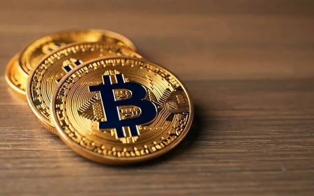 بيتكوين تصل إلى 64 ألف دولار قبل قرار الفيدرالي الأمريكي