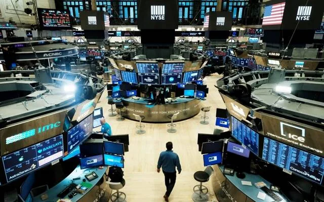 تباين أداء العقود الآجلة لوول ستريت في ظل مخاوف الذكاء الاصطناعي