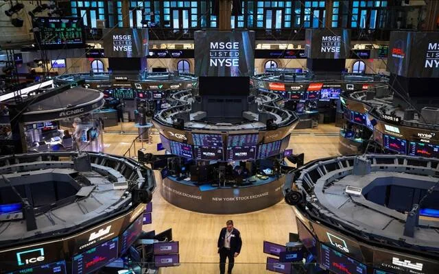 تراجع الأسهم الأمريكية نتيجة مخاوف الذكاء الاصطناعي وارتفاع أسعار النفط