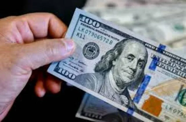 تراجع الدولار بعد توقف مؤقت للتوترات بين واشنطن وطهران