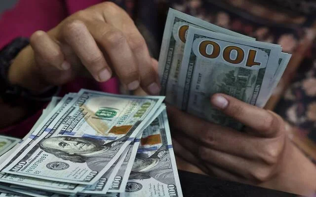 تراجع الدولار مع انخفاض التضخم الأمريكي وزيادة التوترات الجيوسياسية