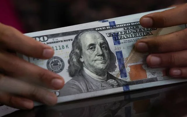 تراجع الدولار مع انخفاض النفط وترقب اجتماعات البنوك المركزية العالمية