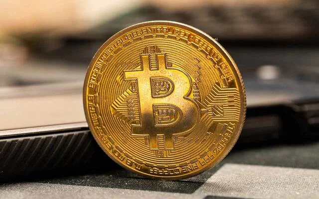 تراجع بيتكوين بسبب التوترات الأمريكية الإيرانية ومخاوف التضخم