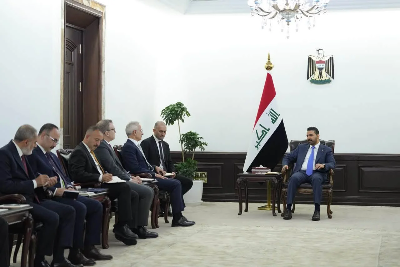 قد تكون صورة ‏‏المكتب البيضاوي‏ و‏تحتوي على النص '‏ป้ اكبر‏'‏‏