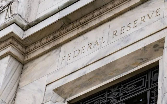 زيادة التوقعات برفع الفيدرالي الأمريكي لأسعار الفائدة بسبب ارتفاع النفط