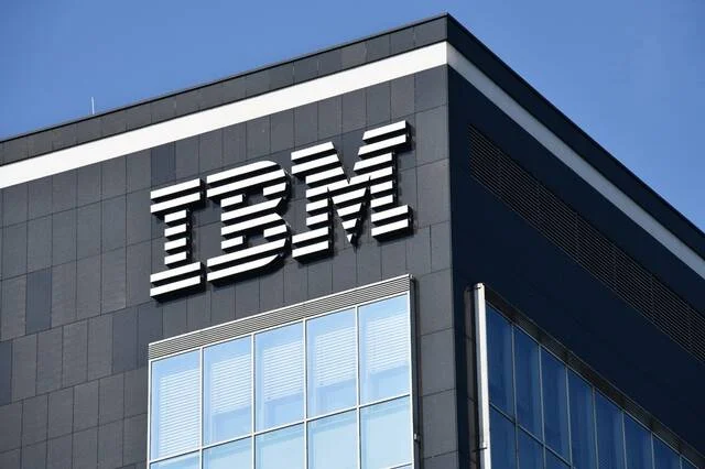 سهم IBM يتراجع 17% عقب نتائج الربع الثاني المخيبة للآمال