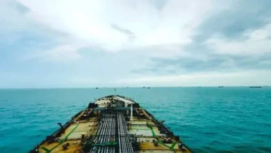 مأساة مهملة في هرمز.. 8 آلاف بحار تحت خطر الموت