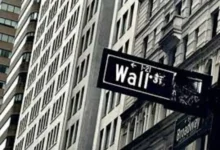 مؤشرات وول ستريت تبدأ التعاملات بتراجع مع ارتفاع أسعار النفط
