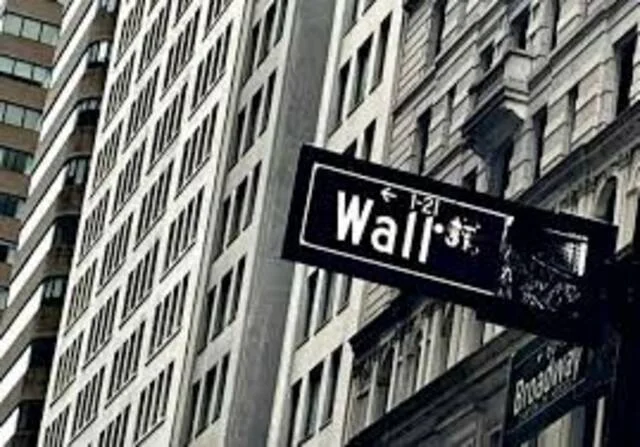 مؤشرات وول ستريت تبدأ التعاملات بتراجع مع ارتفاع أسعار النفط