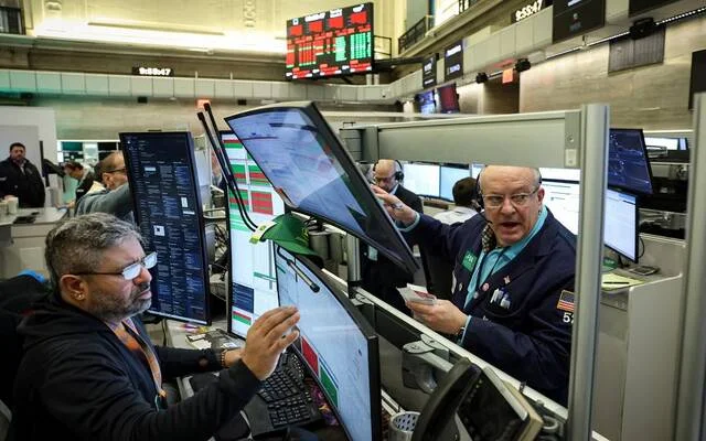 "وول ستريت" تنخفض بفعل تراجع أسهم الرقائق وتوترات الشرق الأوسط