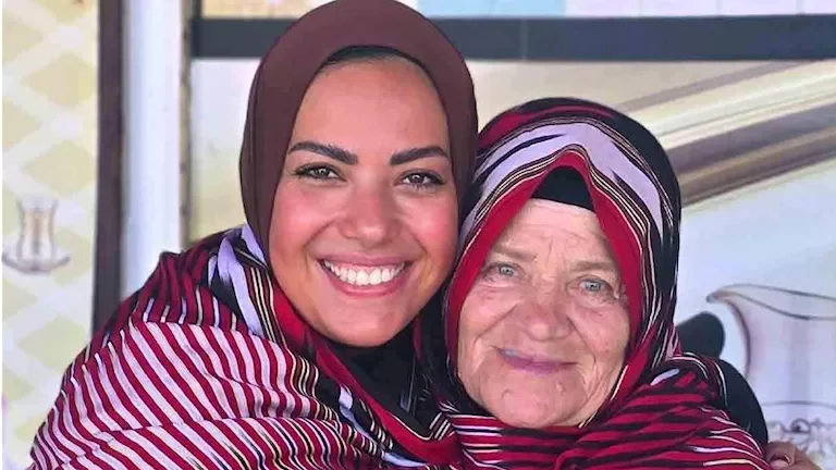 آية عبدالرحمن تشارك صورًا مع خديجة بطلة إعلان محمد صلاح في طرابزون