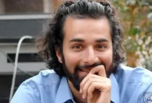 أحمد حاتم يروج بطريقة كوميدية للإعلان الدعائي لفيلم "ريد فلاج" قبل طرحه اليوم