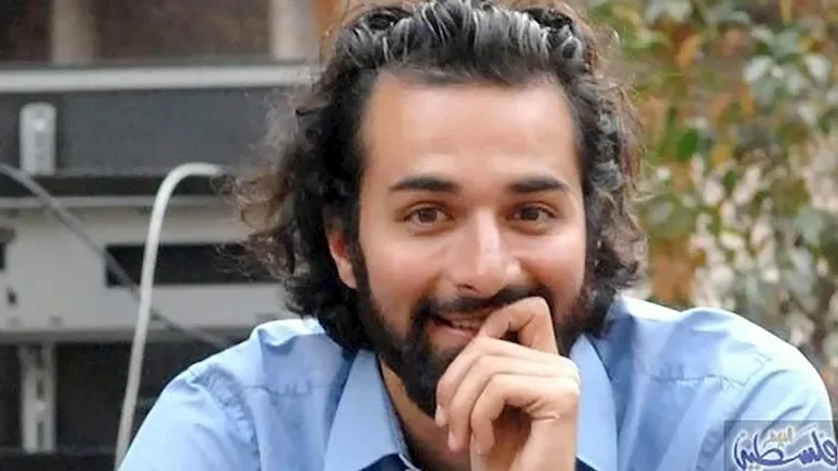 أحمد حاتم يروج بطريقة كوميدية للإعلان الدعائي لفيلم "ريد فلاج" قبل طرحه اليوم