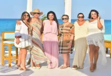 إلهام شاهين تستعرض إطلالتها الصيفية أمام البحر بصحبة ليلى علوي
