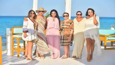 إلهام شاهين تستعرض إطلالتها الصيفية أمام البحر بصحبة ليلى علوي