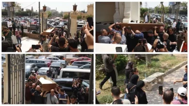 ابنة محمد التاجي في حالة انهيار خلال تشييع جثمان والدها من مسجد الثورة